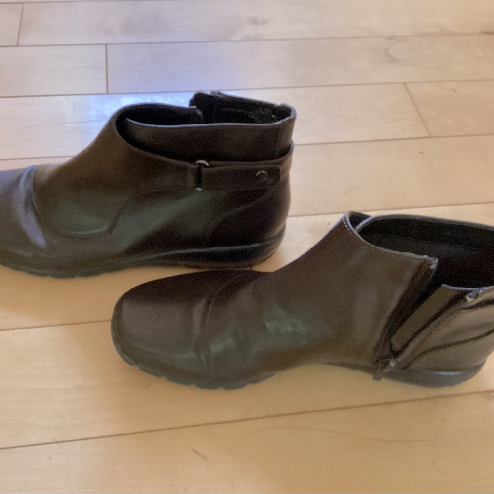 Easy Spirit brown leather booties, size 6.5, never worn
